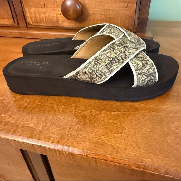 Coach Women's Janine cris cross gold logo slide sandals brown and cream size 6 - Picture 6 of 12
